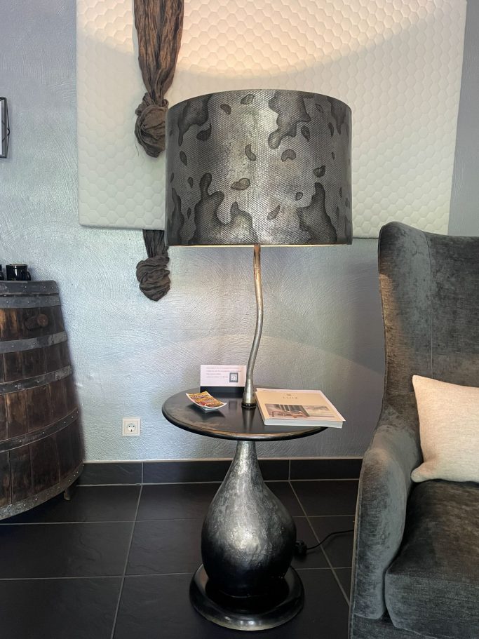 Design-Unikat von Lam Lee Moderne Stehlampe mit dekorativem Lampenschirm neben einem Sessel und Beistelltisch.