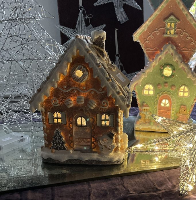Weihnachtliche Stimmung in der Adventszeit - drinnen & draußen Dekorative Weihnachtshäuser aus Keramik mit Lichtern und winterlicher Atmosphäre.